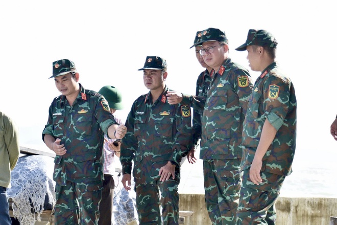 Nơi tuyến đầu chống bão Kalmaegi: 'Lũ chưa rút, bão chưa đến, bộ đội chưa về' - Ảnh 10.
