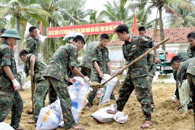 Nơi tuyến đầu chống bão Kalmaegi: 'Lũ chưa rút, bão chưa đến, bộ đội chưa về' - Ảnh 11.
