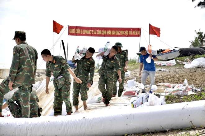 Nơi tuyến đầu chống bão Kalmaegi: 'Lũ chưa rút, bão chưa đến, bộ đội chưa về' - Ảnh 12.