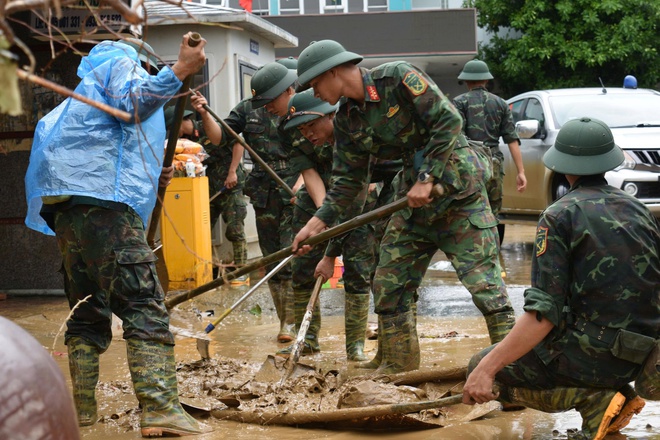 Nơi tuyến đầu chống bão Kalmaegi: 'Lũ chưa rút, bão chưa đến, bộ đội chưa về' - Ảnh 1.