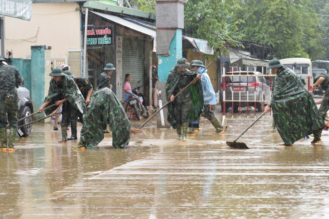 Nơi tuyến đầu chống bão Kalmaegi: 'Lũ chưa rút, bão chưa đến, bộ đội chưa về' - Ảnh 2.