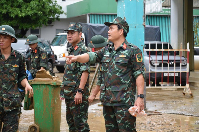 Nơi tuyến đầu chống bão Kalmaegi: 'Lũ chưa rút, bão chưa đến, bộ đội chưa về' - Ảnh 4.