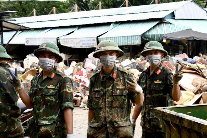 Nơi tuyến đầu chống bão Kalmaegi: 'Lũ chưa rút, bão chưa đến, bộ đội chưa về' - Ảnh 7.