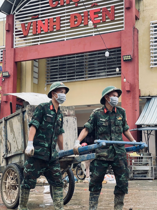 Nơi tuyến đầu chống bão Kalmaegi: 'Lũ chưa rút, bão chưa đến, bộ đội chưa về' - Ảnh 8.