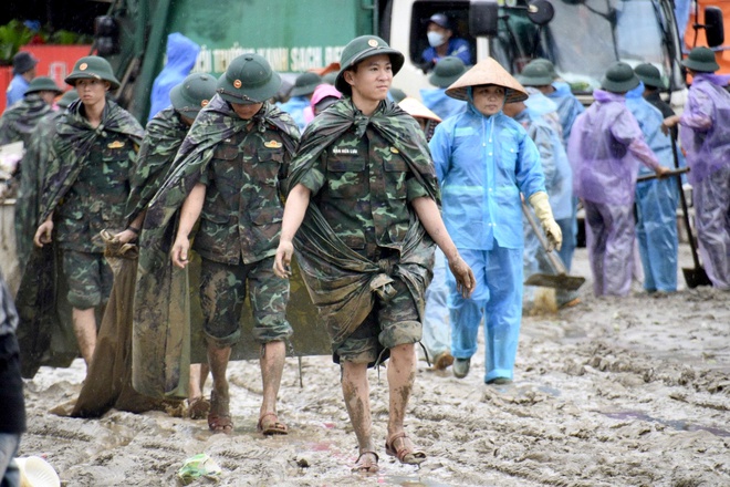 Nơi tuyến đầu chống bão Kalmaegi: 'Lũ chưa rút, bão chưa đến, bộ đội chưa về' - Ảnh 6.