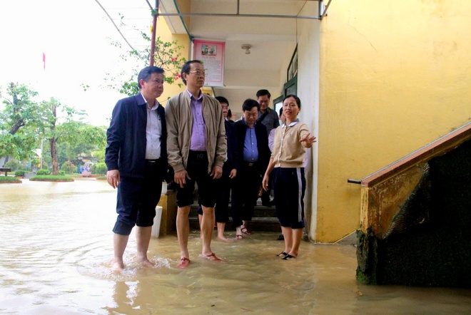 Nghỉ học kéo dài vì bão lũ, học bù ra sao? - Ảnh 4.