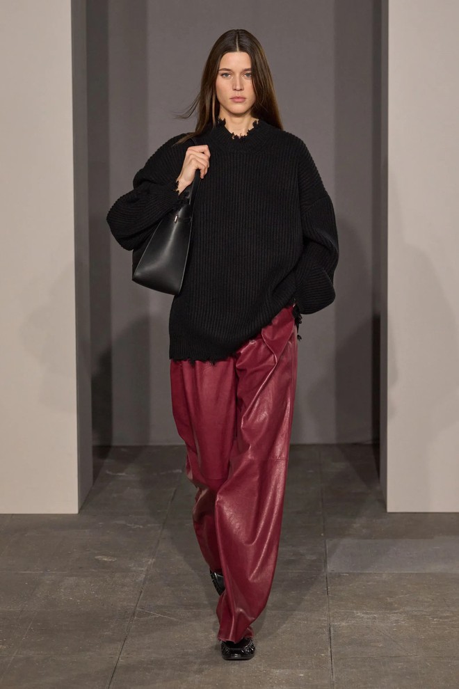 Những chiếc áo len chui đầu hoàn hảo nhất của mùa thu đông- Ảnh 5. Những chiếc áo len chui đầu hoàn hảo nhất của mùa thu đông- Ảnh 5.