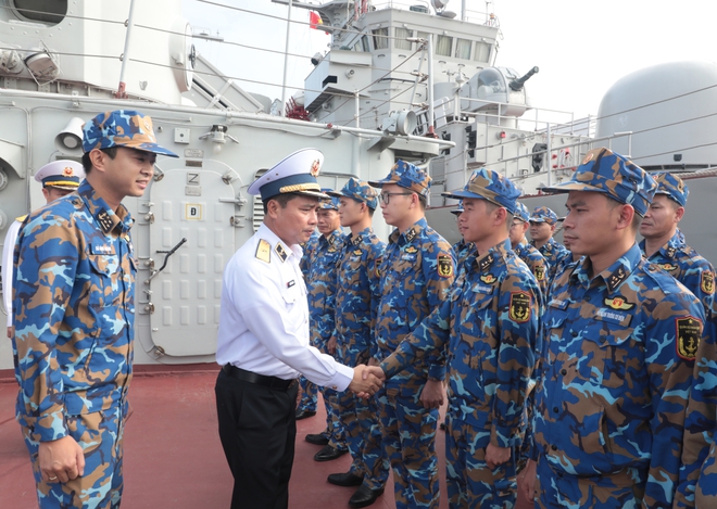 Phó tư lệnh Hải quân kiểm tra tàu hộ vệ săn ngầm 20- Ảnh 5. Phó tư lệnh Hải quân kiểm tra tàu hộ vệ săn ngầm 20- Ảnh 5.