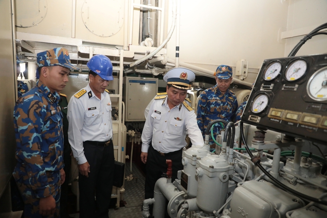 Phó tư lệnh Hải quân kiểm tra tàu hộ vệ săn ngầm 20- Ảnh 2. Phó tư lệnh Hải quân kiểm tra tàu hộ vệ săn ngầm 20- Ảnh 2.