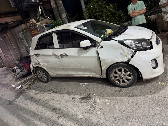 Xe tải gây tai nạn liên hoàn khiến 2 người bị thương rồi bỏ chạy- Ảnh 1. Xe tải gây tai nạn liên hoàn khiến 2 người bị thương rồi bỏ chạy- Ảnh 1.