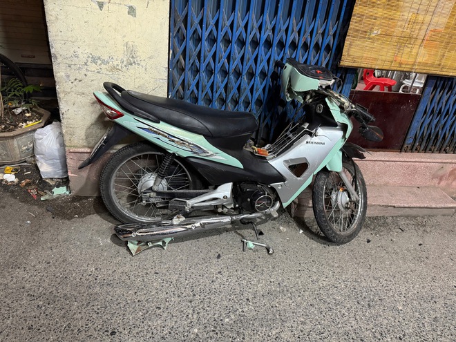 Xe tải gây tai nạn liên hoàn khiến 2 người bị thương rồi bỏ chạy- Ảnh 3. Xe tải gây tai nạn liên hoàn khiến 2 người bị thương rồi bỏ chạy- Ảnh 3.