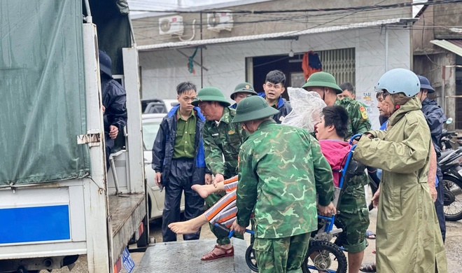 Các địa phương ở Quảng Ngãi đang chạy đua với bão Kalmaegi di dời dân - Ảnh 3.