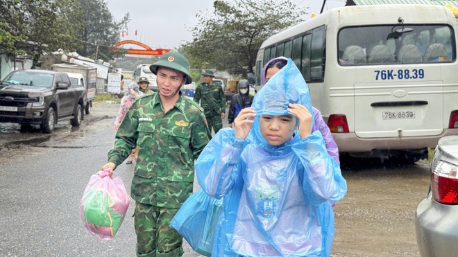 Các địa phương ở Quảng Ngãi đang chạy đua với bão Kalmaegi di dời dân - Ảnh 5.