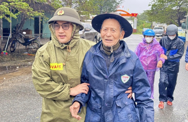 Các địa phương ở Quảng Ngãi đang chạy đua với bão Kalmaegi di dời dân - Ảnh 2.