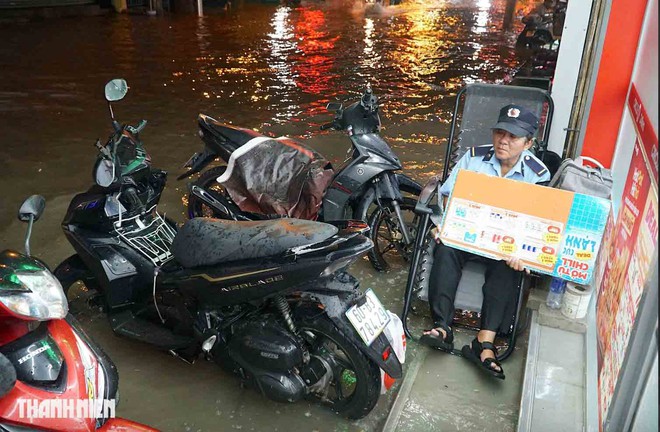 Người dân TP.HCM vẫn sống chung với ngập- Ảnh 2. Người dân TP.HCM vẫn sống chung với ngập- Ảnh 2.