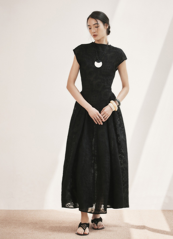 Trở nên thời thượng chỉ với một chiếc váy trắng, đen Trở nên thời thượng chỉ với một chiếc váy trắng, đen - Ảnh 11.