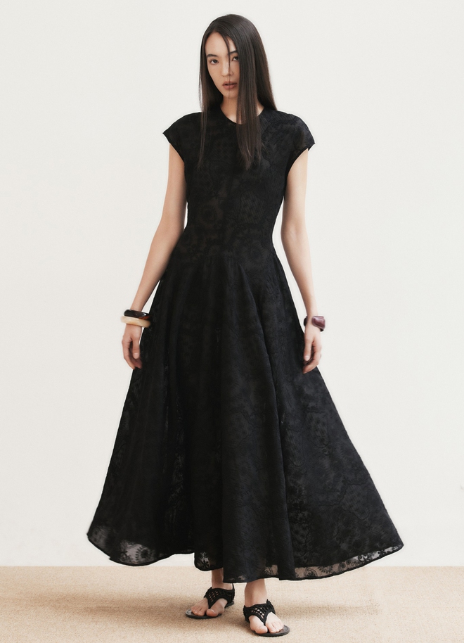 Trở nên thời thượng chỉ với một chiếc váy trắng, đen Trở nên thời thượng chỉ với một chiếc váy trắng, đen - Ảnh 9.