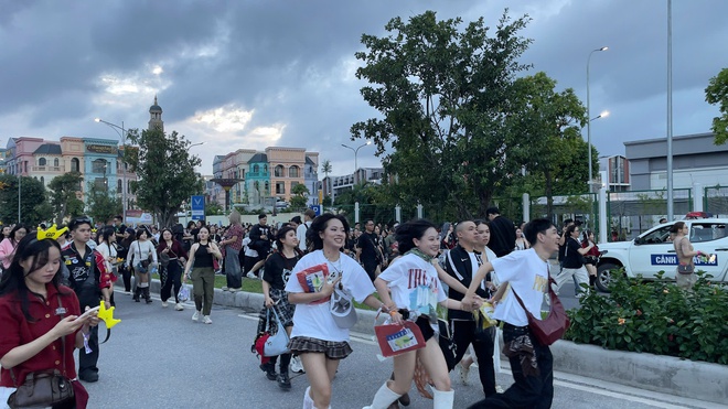 Fan mặc &aacute;o cưới, chạy như marathon v&agrave;o show của G-Dragon - Ảnh 2.