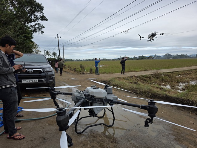 Nhóm drone đi cứu trợ lần 2: Thêm 1 điều người ở vùng lũ cần lúc này  - Ảnh 1.
