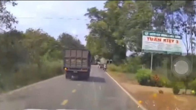 Hình ảnh camera ghi lại vụ xe tải tông chết người ở Đồng Nai gây phẫn nộ - Ảnh 2.