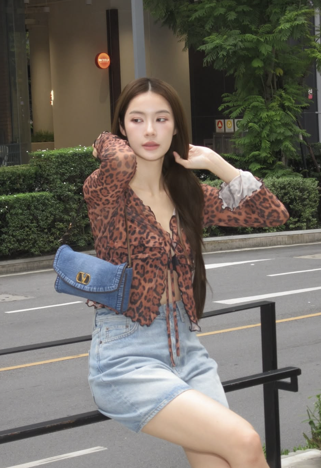 Khoe nét cá tính mạnh mẽ cùng họa tiết da báo- Ảnh 1. Khoe nét cá tính mạnh mẽ cùng họa tiết da báo- Ảnh 1.