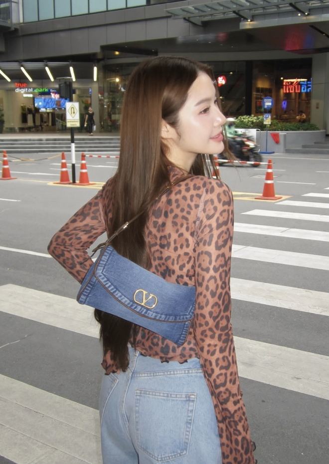 Khoe nét cá tính mạnh mẽ cùng họa tiết da báo- Ảnh 2. Khoe nét cá tính mạnh mẽ cùng họa tiết da báo- Ảnh 2.