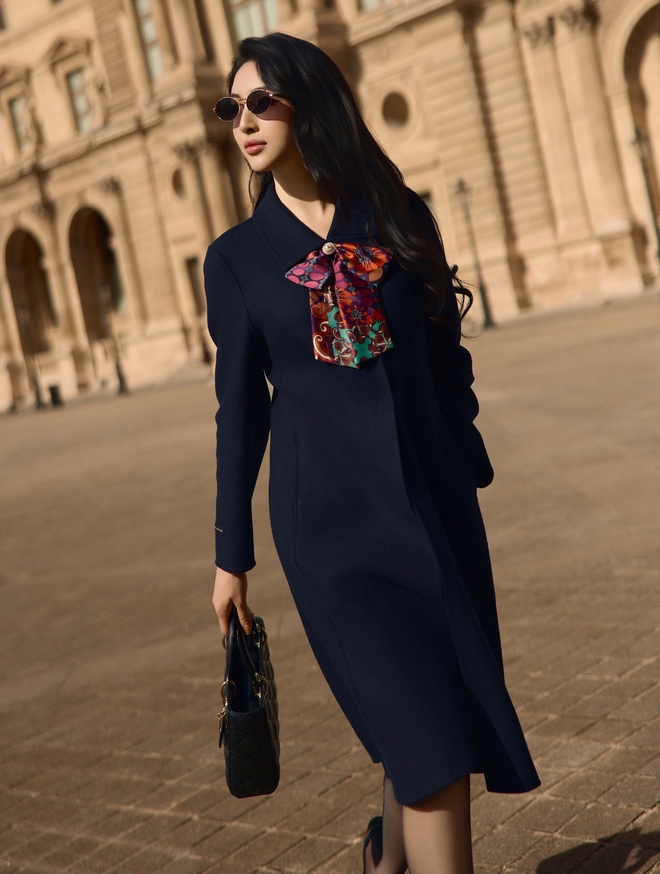 Sắm áo khoác dáng dài, nàng có thêm ngàn cảm hứng phối đồ đông- Ảnh 9. Sắm áo khoác dáng dài, nàng có thêm ngàn cảm hứng phối đồ đông- Ảnh 9.