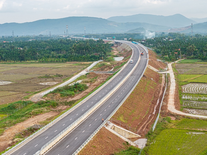 Formen på motorvägen Quang Ngai - Hoai Nhon före invigningen den 19 december - Foto 13.