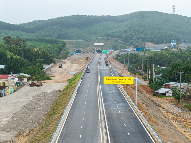 Formen på motorvägen Quang Ngai - Hoai Nhon före invigningen den 19 december - Foto 11.