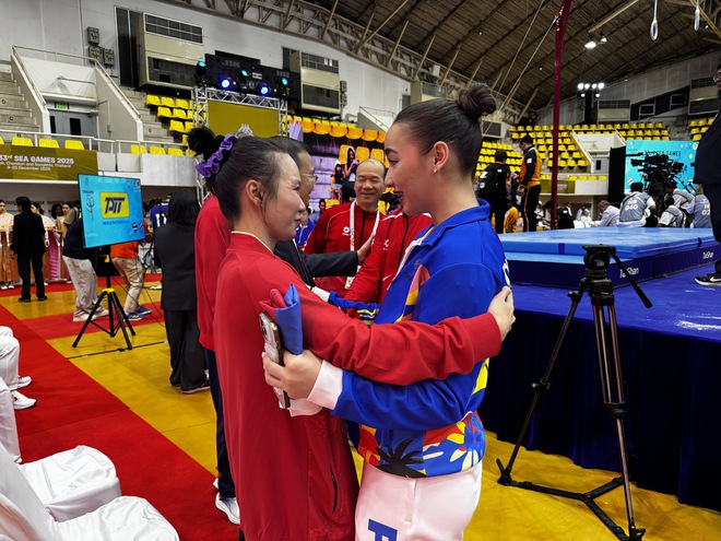 Khoảnh khắc tuyệt đẹp sau khi Philippines khiếu nại thành công, Việt Nam không được vàng: Cái ôm ấm áp! - Ảnh 2. Khoảnh khắc tuyệt đẹp sau khi Philippines khiếu nại thành công, Việt Nam không được vàng: Cái ôm ấm áp! - Ảnh 2.