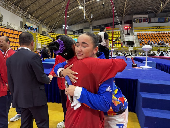 Khoảnh khắc tuyệt đẹp sau khi Philippines khiếu nại thành công, Việt Nam không được vàng: Cái ôm ấm áp! - Ảnh 3. Khoảnh khắc tuyệt đẹp sau khi Philippines khiếu nại thành công, Việt Nam không được vàng: Cái ôm ấm áp! - Ảnh 3.