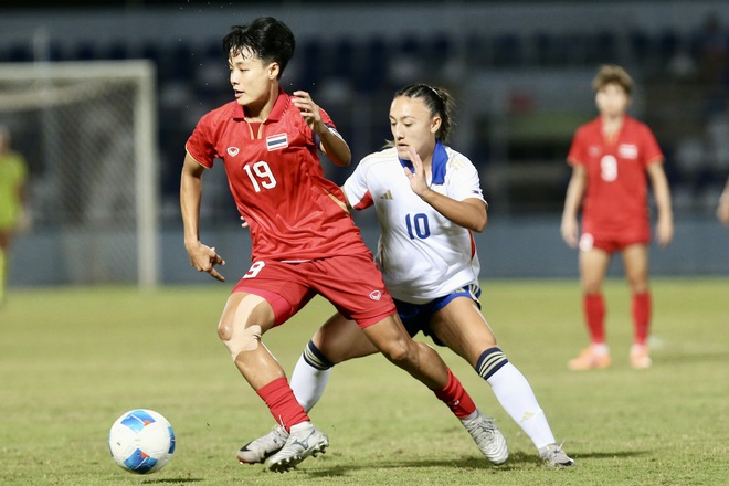 HLV đội tuyển nữ Th&aacute;i Lan đau đớn v&igrave; thua lu&acirc;n lưu Philippines, Madam Pang h&agrave;nh động &lsquo;lạ&rsquo;- Ảnh 3.