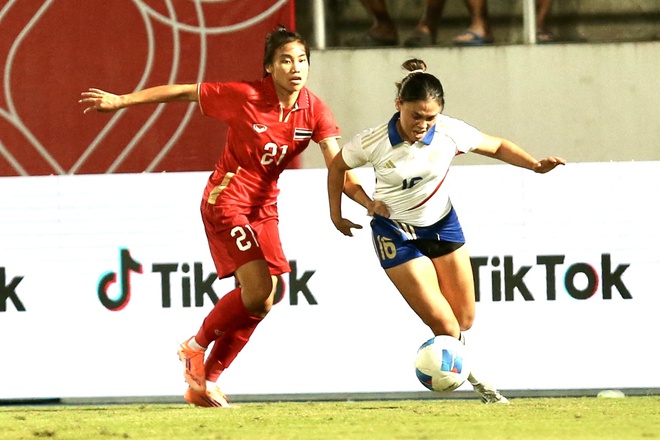 HLV đội tuyển nữ Th&aacute;i Lan đau đớn v&igrave; thua lu&acirc;n lưu Philippines, Madam Pang h&agrave;nh động &lsquo;lạ&rsquo;- Ảnh 4.