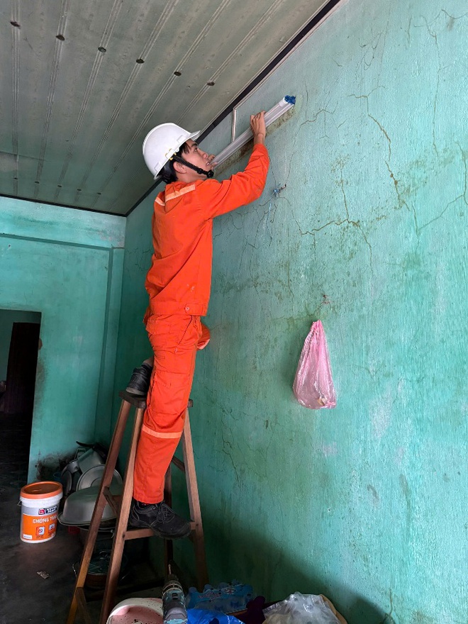 Kỹ thuật trẻ TMP hỗ trợ phục hồi hệ thống điện sau mưa lũ tại miền Trung - Ảnh 2. Kỹ thuật trẻ TMP hỗ trợ phục hồi hệ thống điện sau mưa lũ tại miền Trung - Ảnh 2.