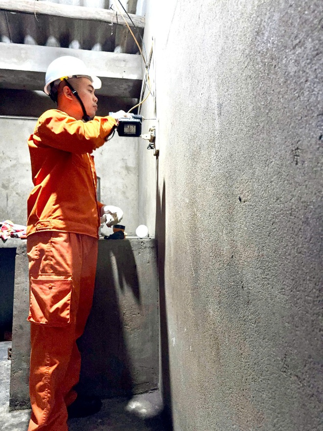 Kỹ thuật trẻ TMP hỗ trợ phục hồi hệ thống điện sau mưa lũ tại miền Trung - Ảnh 3. Kỹ thuật trẻ TMP hỗ trợ phục hồi hệ thống điện sau mưa lũ tại miền Trung - Ảnh 3.