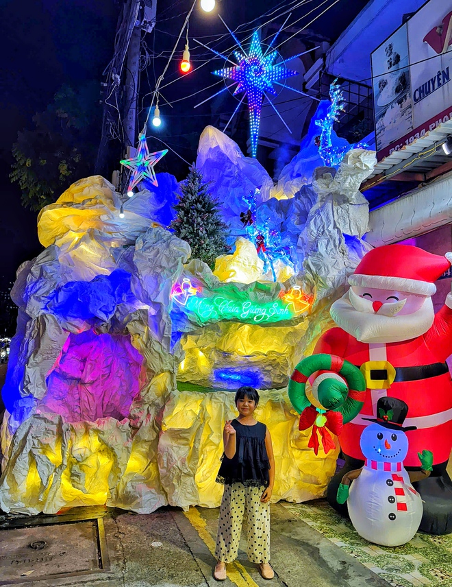 Tối nay xóm đạo Phạm Thế Hiển lớn nhất TP.HCM lên đèn: Rực rỡ Giáng sinh 2025 - Ảnh 12.