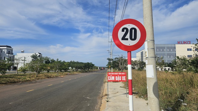 Th&aacute;o dỡ biển b&aacute;o 20 km/giờ ở Đồng Nai sau phản &aacute;nh của B&aacute;o Thanh Ni&ecirc;n- Ảnh 4.