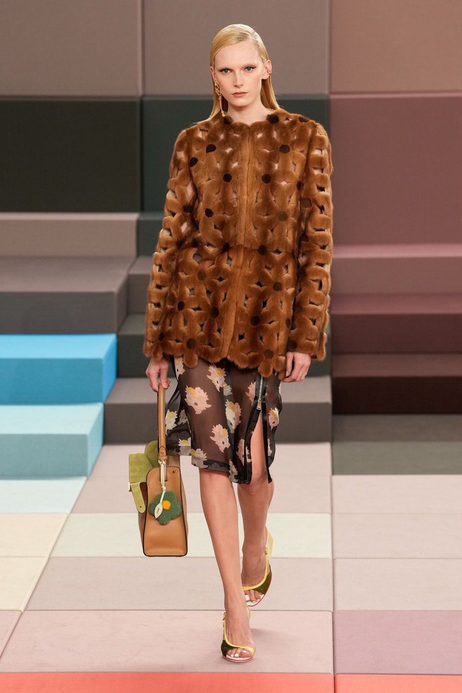 Những họa tiết nào sẽ giúp nàng tôn dáng trong mùa đông?- Ảnh 8. Những họa tiết nào sẽ giúp nàng tôn dáng trong mùa đông?- Ảnh 8.