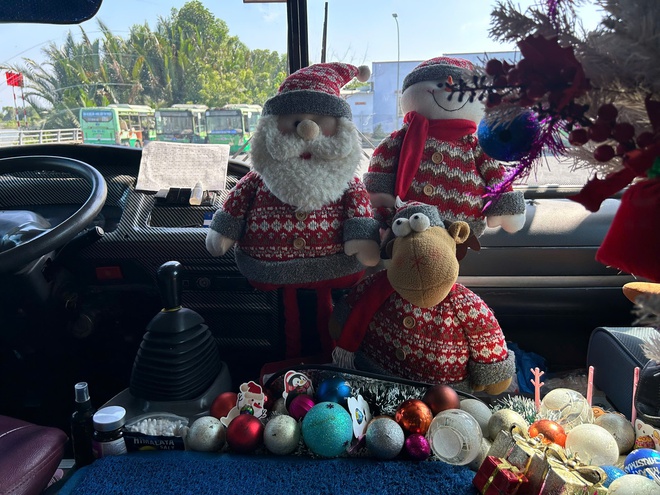 Độc lạ chiếc xe buýt trang trí Noel, tiếp viên phát kẹo miễn phí cho khách - Ảnh 5.