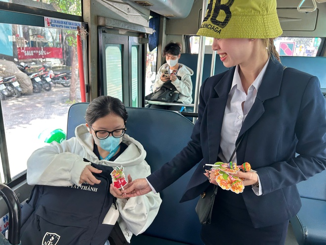 Độc lạ chiếc xe buýt trang trí Noel, tiếp viên phát kẹo miễn phí cho khách - Ảnh 8.