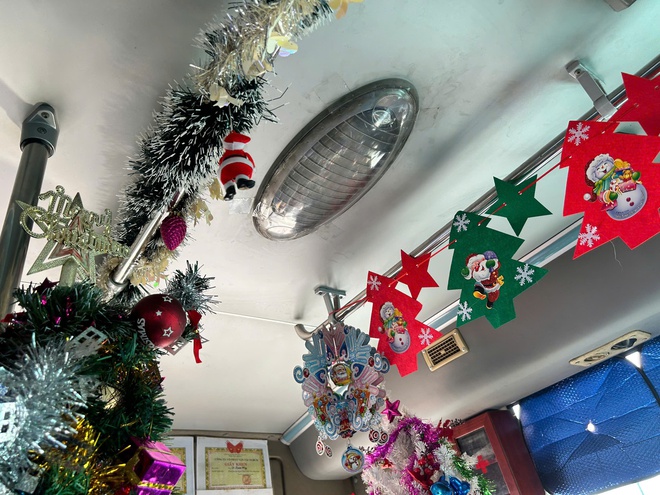 Độc lạ chiếc xe buýt trang trí Noel, tiếp viên phát kẹo miễn phí cho khách - Ảnh 2.