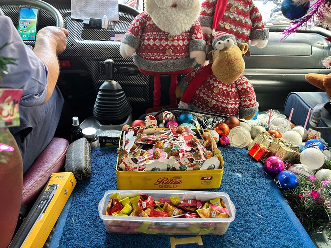 Độc lạ chiếc xe buýt trang trí Noel, tiếp viên phát kẹo miễn phí cho khách - Ảnh 3.