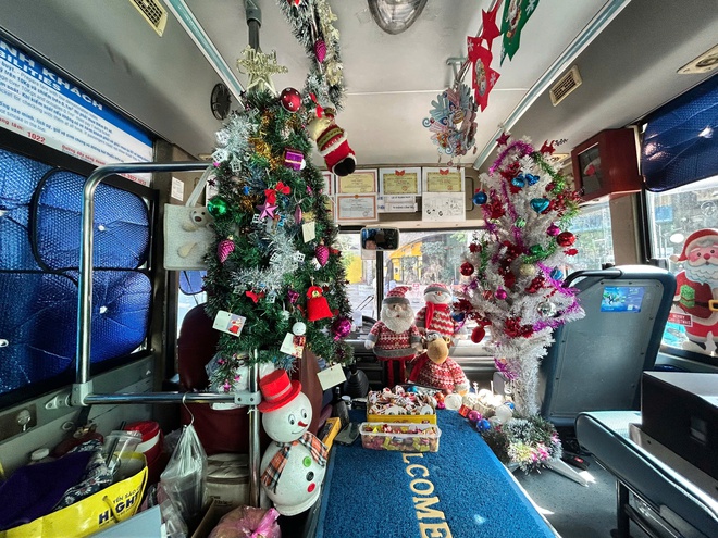 Độc lạ chiếc xe buýt trang trí Noel, tiếp viên phát kẹo miễn phí cho khách - Ảnh 1.