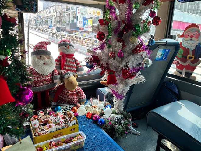 Độc lạ chiếc xe buýt trang trí Noel, tiếp viên phát kẹo miễn phí cho khách - Ảnh 4.