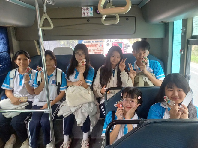 Độc lạ chiếc xe buýt trang trí Noel, tiếp viên phát kẹo miễn phí cho khách - Ảnh 11.