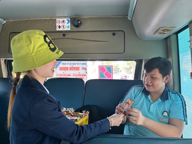 Độc lạ chiếc xe buýt trang trí Noel, tiếp viên phát kẹo miễn phí cho khách - Ảnh 12.