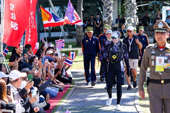 Th&uacute; vị h&igrave;nh ảnh Ho&agrave;ng hậu Suthida l&agrave;m hoa ti&ecirc;u, thuyền buồm Th&aacute;i Lan bứt tốc: Sắp gi&agrave;nh HCV SEA Games- Ảnh 6.