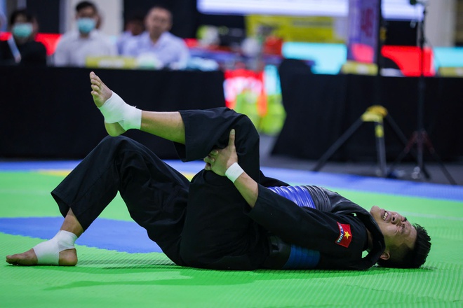 Đối thủ Th&aacute;i Lan chơi xấu, trọng t&agrave;i xử &eacute;p: V&otilde; sĩ Nguyễn Tấn Sang vẫn ki&ecirc;n cường đoạt HCV- Ảnh 3.