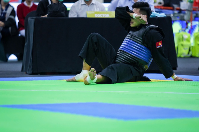 Đối thủ Th&aacute;i Lan chơi xấu, trọng t&agrave;i xử &eacute;p: V&otilde; sĩ Nguyễn Tấn Sang vẫn ki&ecirc;n cường đoạt HCV- Ảnh 2.