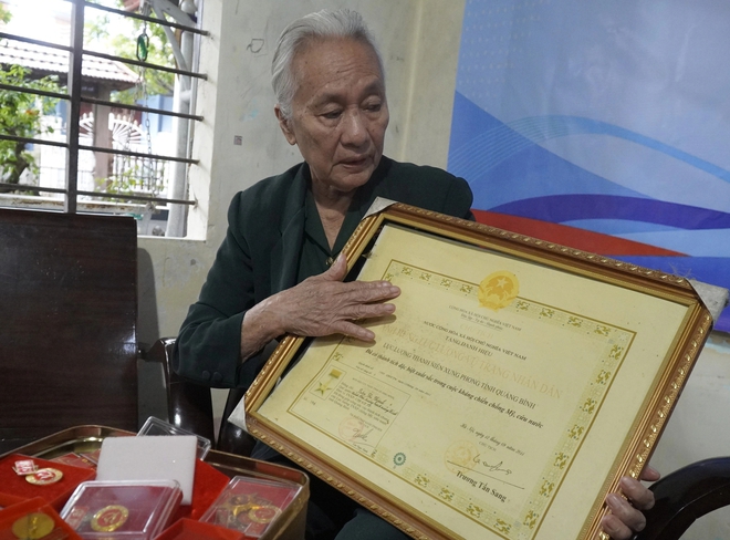 Những c&acirc;u chuyện thời hoa lửa: Thiếu nữ 'th&eacute;p' của tuyến lửa- Ảnh 1.